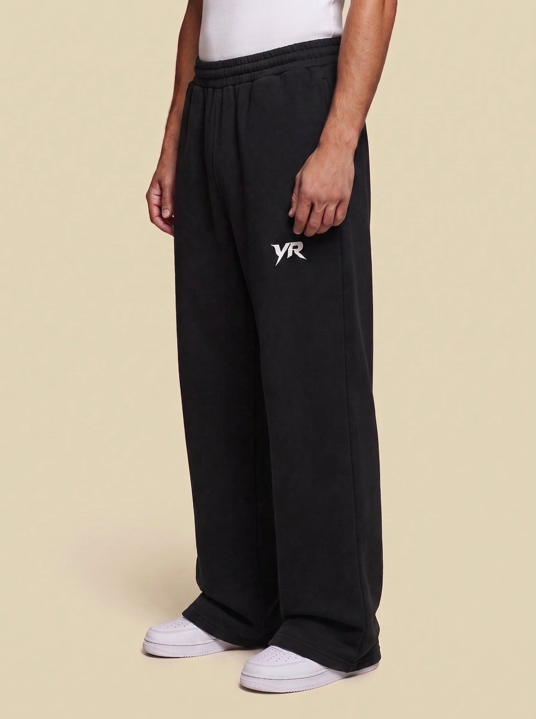 ESSENTIAL BLACK SWEATPANTS