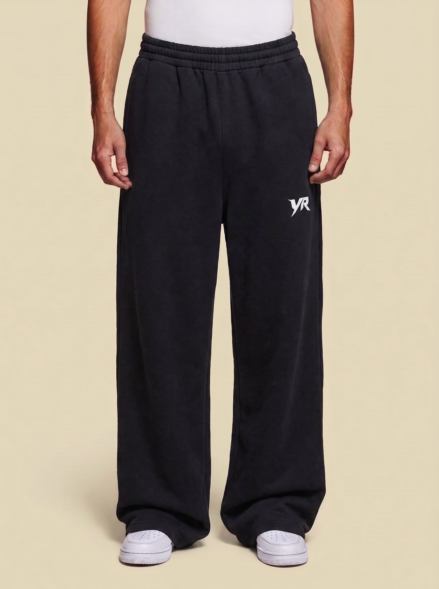 ESSENTIAL BLACK SWEATPANTS