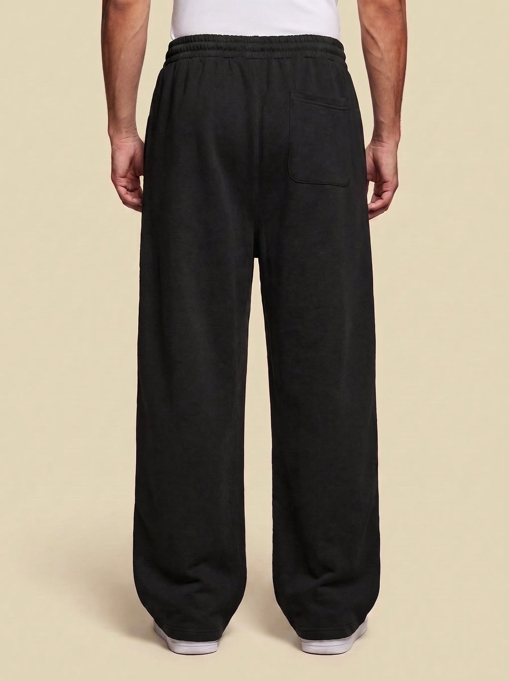 ESSENTIAL BLACK SWEATPANTS