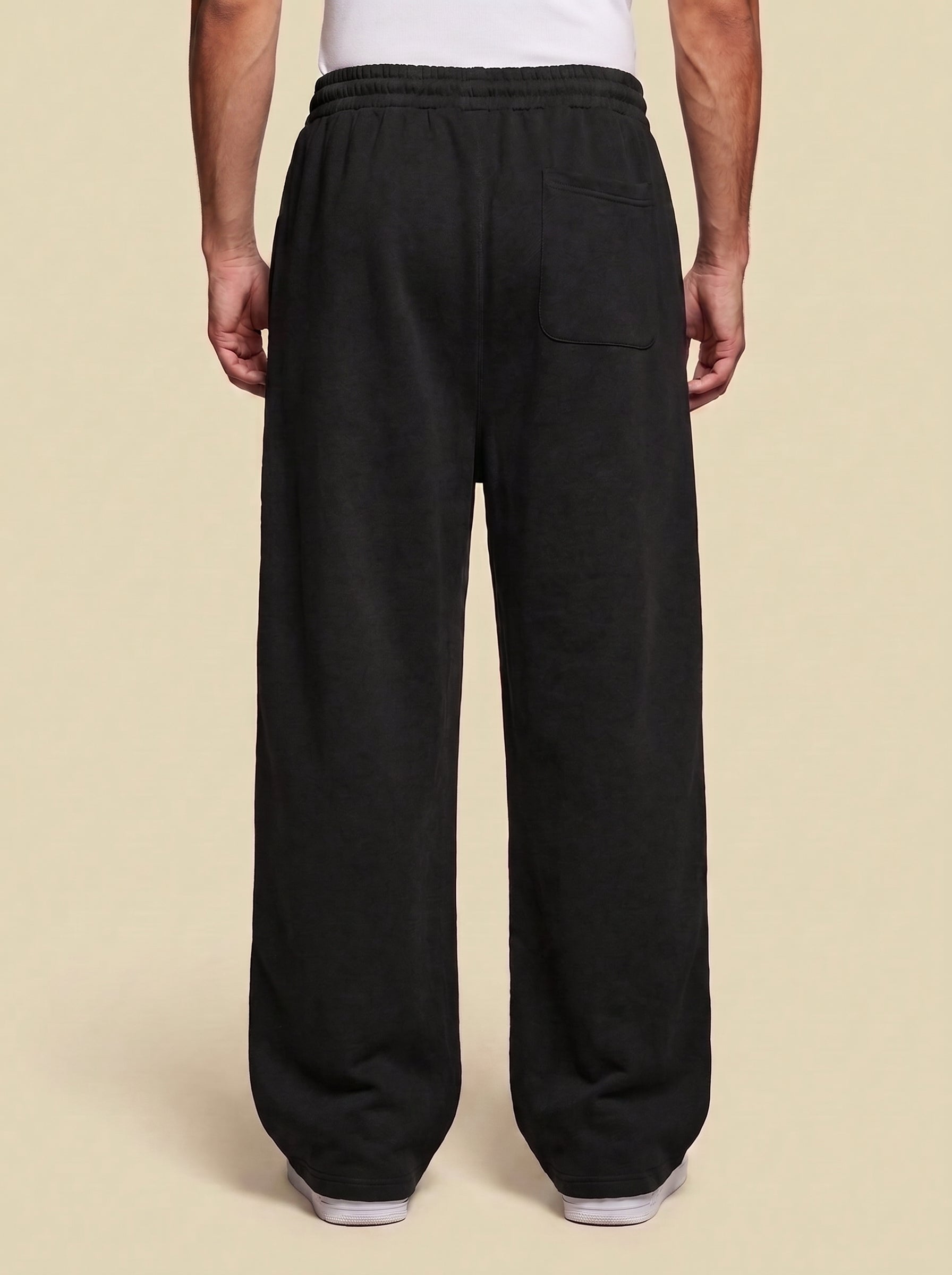 ESSENTIAL BLACK SWEATPANTS
